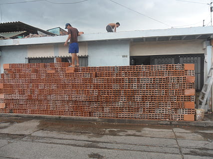 cihly, dům, demolice, konstrukce, Dům, demolice, úpravy, remodelaci, dva lidé, den, plná délka, stojící, lidé, jednotnost, architektura, stavba, exteriér budovy, skutečných lidí, zeď, životního stylu, Příroda, cihlový, nástěnný prvek, volnočasové aktivity, město, cihlová zeď, neformální oblečení, venku, budova, 4K, CC0, veřejná doména, bez autorských práv