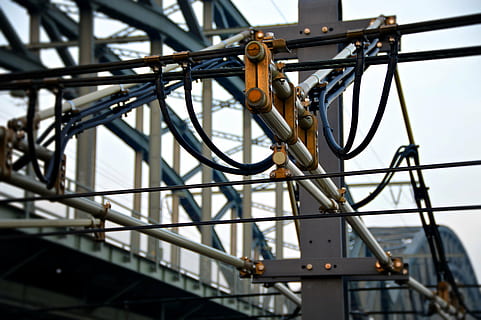 capriata grigia, tecnologia, complessità, aberrazione, ingegnere, astutamente, alta tensione, linea, catenaria, treno, ponte, Inquadratura dal basso, metallo, giorno, mezzi di trasporto, struttura costruita, connessione, nessuno, all'aperto, architettura, sospeso, industria, cielo, macchinario, modo di trasporto, natura, avvicinamento, cavo, combustibile e produzione di energia, bicicletta, Alimentazione elettrica, 5K, CC0, dominio pubblico, privo di copyright