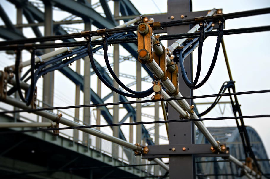 bigues grises, tecnologia, complexitat, aberració, enginyer, artísticament, alt voltatge, línia, catenària, tren, pont, vista d’angle baix, metall, dia, transport, estructura construïda, connexió, cap gent, a l'aire lliure, arquitectura, penjant, indústria, cel, maquinària, manera de transport, naturalesa, primer pla, cable, generació de combustible i energia, bicicleta, Font d'alimentació, 5K