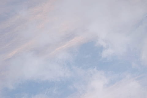 zarte Wolken im Morgengrauen, Wolken, Wolkengebilde, Himmelslandschaft, Natur, Landschaft, Sommer-, bunt, Himmel, wolke - himmel, Flachwinkelansicht, Schönheit in der Natur, Ruhe, Szenen - Natur, ruhige Szene, keine Leute, Blau, Tag, Hintergründe, weiße Farbe, draußen, idyllisch, Vollbild, Umgebung, Meteorologie, 5K, CC0, gemeinfrei, lizenzfrei