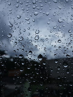 pioggia, gocce, rugiada, rovesciato, far cadere, bagnato, acqua, fotogramma intero, nessuno, finestra, sfondi, trasparente, natura, stagione piovosa, goccia di pioggia, vetro - materiale, avvicinamento, concentrarsi sulle conoscenze acquisite, all'aperto, cielo, giorno, bicchiere, purezza, 4K, CC0, dominio pubblico, privo di copyright