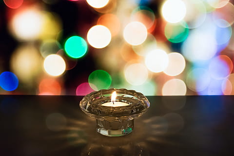 fotografia di bokeh, illuminato, votivo, luce, candela, terme, fiamma, decorazione, fuoco, Natale, vacanza, lume di candela, rosso, celebrazione, luminosa, raggiante, ardente, notte, romanza, rilassamento, splendore, religione, pace, oro, brillante, scena, bianca, San Valentino, defocused, sfondi, cerchio, riflessione, nessuno, avvicinamento, riflesso lente, attrezzatura per l'illuminazione, luce - fenomeno naturale, concentrarsi sulle conoscenze acquisite, calore - temperatura, multicolore, fuoco - fenomeno naturale, forma geometrica, luce del tè, 5K, CC0, dominio pubblico, privo di copyright