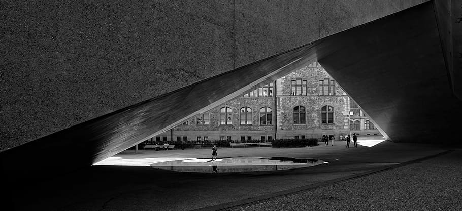 monochrominis steigimas, pilkos spalvos nuotrauka, pastatas, struktūrą, tunelis, architektūra, balnelis, šviesa, šešėlis, sudėtis, trikampis, pilis, betonas, langas, atspindys, vanduo, muziejus, pastatyta struktūra, pastato išorė, atsitiktinių žmonių, pobūdį, dieną, sienų kūrimo funkcija, suaugusiųjų, miestas, realūs žmonės, žmonių, saulės šviesa, arka, žmonių grupė, transportavimas, moterys, vyrai, lauke, 5K
