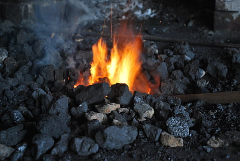 artisanat, forgeron, Feu, atelier, la forge, outil, vieux, historiquement, flamme, brûlant, chaleur - température, personne, industrie métallurgique, fondu, feu - phénomène naturel, la nature, couleur orange, mouvement, fumée - structure physique, en plein air, terre, fermer, embrasé, journée, brûlé, environnement, bûche, charbon, longue exposition, 4K, CC0, domaine public, libre de droits