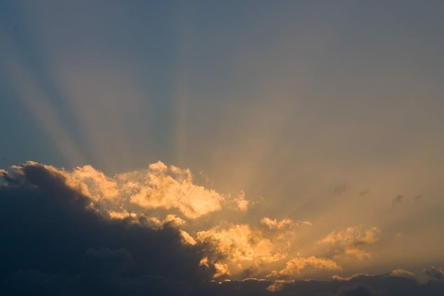 nuvole, raggi di sole, luce, lightbeams, tramonto, cielo, sole, natura, ispirazione, bellissimo, bellezza, luce del sole, arancia, godbeams, blu, luminosa, cielo drammatico, nuvola - cielo, sfondi, bellezza nella natura, Cloudscape, scenics - natura, la tranquillità, nessuno, atmosfera, scena tranquilla, idilliaco, ambiente, all'aperto, copia spazio, vento, meteorologia, sfondi astratti, morbidezza, 2K