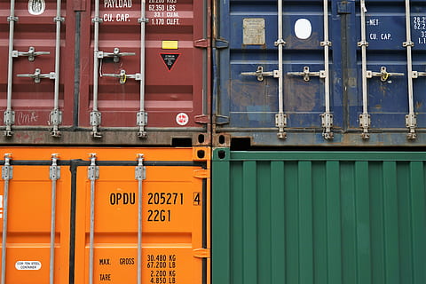 quatre cargos de couleurs assorties, récipient, van, exportation, Voyage, cargaison, quai, logistique, industrie, texte, couleur verte, personne, tuyau - tube, rouge, journée, en plein air, fermer, la communication, architecture, conteneur de fret, structure construite, signe, extérieur du bâtiment, écriture occidentale, Sécurité, scénario, métal, quai commercial, écriture non occidentale, protection, nombre, 5K, CC0, domaine public, libre de droits