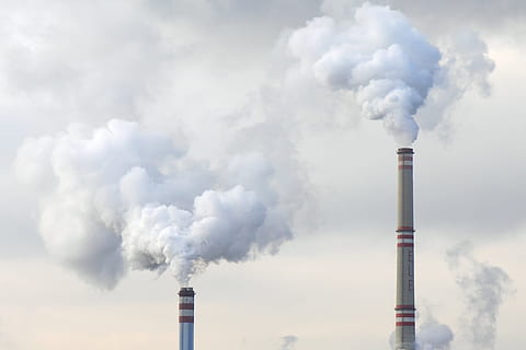 komin fabryczny, dmuchanie, palić, powietrze, fabryka, komin, w powietrzu, budynek, kominy, chmury, węgiel, Elektryczność, energia, środowisko, skamieniałość, paliwo, generowanie, generator, przemysłowy, roślina, zanieczyszczenie, moc, stacja, parowy, dym - struktura fizyczna, zanieczyszczenie powietrza, emitowanie, przemysł, stos dymu, na zewnątrz budynku, kwestie ochrony środowiska, wytwarzanie paliwa i energii, opary, technologia, architektura, szkody dla środowiska, niebo, mgła, elektrownia, Natura, żadnych ludzi, smog, na dworze, wieża chłodnicza, wiatr, trujący, 2K, CC0, domena publiczna, darmowe zdjęcia
