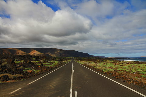 vuoto, strada, verde, erbe, nuvole, nuvoloso, autostrada, isola, lava, superstrada, nuvola - cielo, mezzi di trasporto, cielo, la strada davanti, giorno, paesaggio, nessuno, all'aperto, Paesaggi, simbolo, cartello, segnaletica stradale, direzione, marcatura, montagna, ambiente, scenics - natura, natura, bellezza nella natura, prospettiva decrescente, scena tranquilla, scena non urbana, linea di divisione, lungo, 5K, CC0, dominio pubblico, privo di copyright