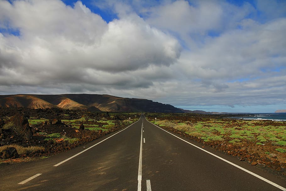 vuoto, strada, verde, erbe, nuvole, nuvoloso, autostrada, isola, lava, superstrada, nuvola - cielo, mezzi di trasporto, cielo, la strada davanti, giorno, paesaggio, nessuno, all'aperto, Paesaggi, simbolo, cartello, segnaletica stradale, direzione, marcatura, montagna, ambiente, scenics - natura, natura, bellezza nella natura, prospettiva decrescente, scena tranquilla, scena non urbana, linea di divisione, lungo, 5K