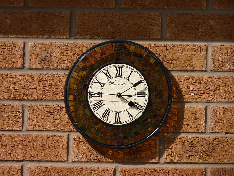 ceas, perete, umbră, timp, cadran, rundă, timer, montare pe perete, zid de cărămidă, cărămidă, arhitectură, construită, geometrică, cerc, fata de ceas, nici o persoana, formă, numere romane, precizie, minutar, instrument de timp, număr, model, zi, ceas de perete, ora mâinii, 4K