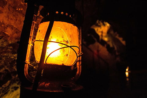 lanternă luminată, felinar, întuneric, cavernă, strălucire, metal, gaz, vechi, lampă, ușoară, flacără, camping, descoperi, foc - fenomen natural, noapte, temperatura - temperatură, echipamente de iluminat, luminos, iluminat, ardere, lumină - fenomen natural, lampă electrică, foc, nici o persoana, să se concentreze asupra primelor elemente, a închide, lumânare, culoare portocalie, natură, în aer liber, 1080P, CC0, domeniu public, fără drepturi de autor