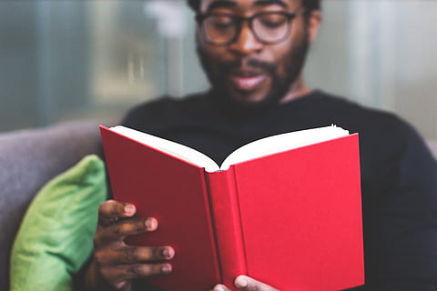 home, negre, lectura de samarreta al coll, vermell, llibre, paio, lectura, negocis, escola, estudiant, estudiar, educació, aprenentatge, publicació, una persona, activitat, celebració, gots, ulleres, adult jove, vista frontal, homes, adult, home jove, retrat, ulleres de lectura, 4K, CC0, domini públic, lliure de regalies