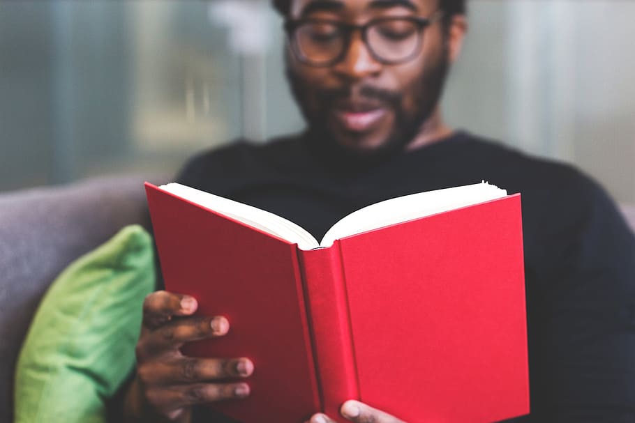 home, negre, lectura de samarreta al coll, vermell, llibre, paio, lectura, negocis, escola, estudiant, estudiar, educació, aprenentatge, publicació, una persona, activitat, celebració, gots, ulleres, adult jove, vista frontal, homes, adult, home jove, retrat, ulleres de lectura, 4K