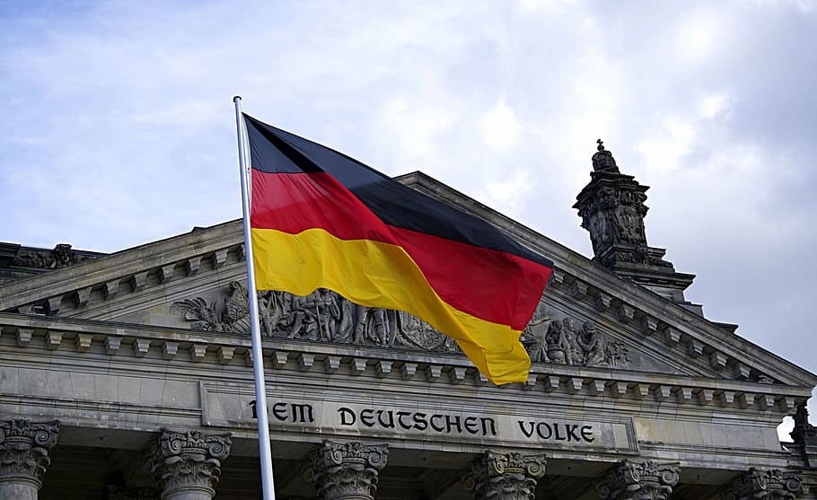 sort, rød, gul, flag, dagtimerne, Berlin, Tyskland, regering, arkitektur, politik, bygning udvendig, himmel, bygget struktur, ingen mennesker, udendørs, patriotisme, rejsemål, lav vinkel visning, natur, sky - himmel, by, dag, rejse, vind, 5K
