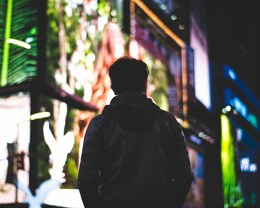 selettivo, fotografia a fuoco, persona, giacca di pelle, ore notturne, contrassegna la priorità bassa, messa a fuoco selettiva, fotografia, guidato, sfondo, persone, notte, uomini, scena urbana, vita di città, retrovisore, solo un uomo, adulto, all'aperto, solo adulti, concentrarsi sulle conoscenze acquisite, illuminato, persone reali, una persona, architettura, stili di vita, persone accessorie, dalla vita in su, struttura costruita, attività di svago, in piedi, esterno dell'edificio, città, capi di abbigliamento, vita notturna, 4K