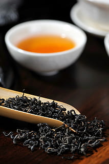 secco, pianta, superiore, Marrone, notizia in anticipo, tè nero, importante, tè, tazza di tè, cibo e bevande, cibo, in casa, freschezza, ciotola, mangiare sano, avvicinamento, benessere, nessuno, tavolo, natura morta, tè - bevanda calda, cibo asiatico, tazza, bevanda calda, concentrarsi sulle conoscenze acquisite, tè cinese, ingrediente, foglie di tè, cibo giapponese, cibo cinese, vasellame, 4K, CC0, dominio pubblico, privo di copyright