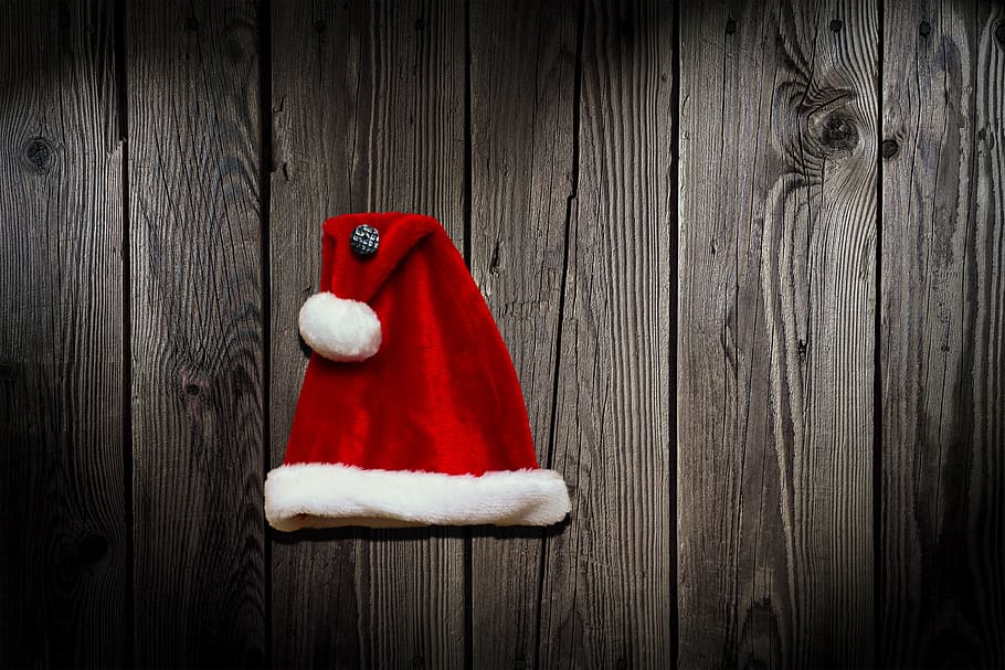 vermell, barret de santa, superior, gris, fusta, tapa, Nadal, fons, hivern, fred, barreteria, barrets de pell, targeta de felicitació, bufanda, motiu de Nadal, Pare Noél, felicitació de Nadal, neu, targeta de Nadal, decoració, advent, Bon Nadal, material de fusta, festa, celebració, cap gent, a l'interior, penjant, taula, primer pla, vacances - esdeveniment, natura morta, funció de construcció de parets, representació, decoració de Nadal, petit, gra de fusta, 4K