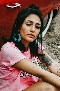 donna, seduta, accanto, rosso, auto, indossare, rosa, camicia, vehcile, girocollo, auto rossa, donne, persone, una persona, femmine, giovane adulto, all'aperto, bellissimo, stile di vita, adulto, parte del corpo umano, solo una giovane donna, ritratto, giovani donne, persone reali, stili di vita, abbigliamento casual, attività di svago, dalla vita in su, guardando lontano, analizzare, cercare, guardare, vista frontale, giorno, contemplazione, tatuaggio, bellezza, bella donna, acconciatura, 2K, CC0, dominio pubblico, privo di copyright
