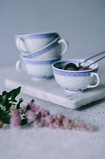 Sahne, puffs, Kaffee, Windbeutel, Tee, Tasse, Kuchen, Süss, Tasse Tee, Plätzchen, Tabelle, keine Leute, Lebensmittel, Nahansicht, Teller, drinnen, Gesundheitswesen und Medizin, selektiver Fokus, Studioaufnahme, Essen und Trinken, Getränk, Becher, Stillleben, Erfrischung, Frische, Container, Kaffeetasse, Natur, Küchenutensilien, Geschirr, Pflanze, Teetasse, Blumenmuster, 5K, CC0, gemeinfrei, lizenzfrei