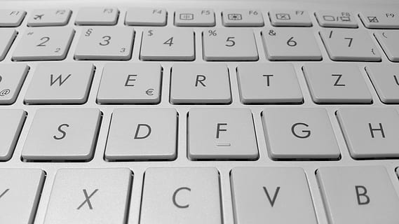 srebrna klawiatura komputerowa, klawiatura, komputer, biały, peryferia, klawiatura chiclet, urządzenie wejściowe, listy, laptop, sprzęt komputerowy, datailaufnahme, kran, opuszczać, ABC, klawiatura komputerowa, technologia, klucz komputera, Internet, zbliżenie, wyposażenie komputera, tekst, porozumiewanie się, list, żadnych ludzi, pismo zachodnie, pełna ramka, część komputerowa, wewnątrz, alfabet, tła, połączenie, biały kolor, Wielka litera, 4K, CC0, domena publiczna, darmowe zdjęcia