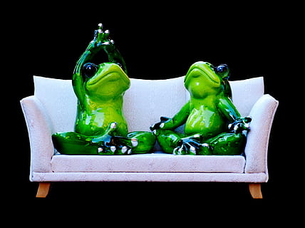 dos, figuretes de granotes, assegut, blanc, sofà de tela, tancat, fotografia, granota, sofà, relaxació, descans, divertit, bonic, figura, preocupacions, diversió, dolç, fons negre, tir de l'estudi, color verd, a l'interior, vegetals, menjar i beguda, menjar, natura morta, cap gent, frescor, primer pla, pebre, benestar, alimentació saludable, tallar, pebrot, representació animal, pebrot picant, creativitat, representació, safata, 1080P, CC0, domini públic, lliure de regalies