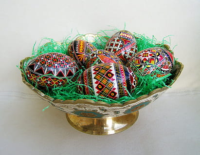 bemalte Eier, Ostereier, drinnen, mehrfarbig, Stillleben, Kunst und Handwerk, Tabelle, Dekoration, keine Leute, Kreativität, Container, Nahansicht, Wahl, Korb, Lebensmittel, Muster, Frische, Süßes Essen, Essen und Trinken, Genuss, High Angle View, Urlaub, Versuchung, 2K, CC0, gemeinfrei, lizenzfrei
