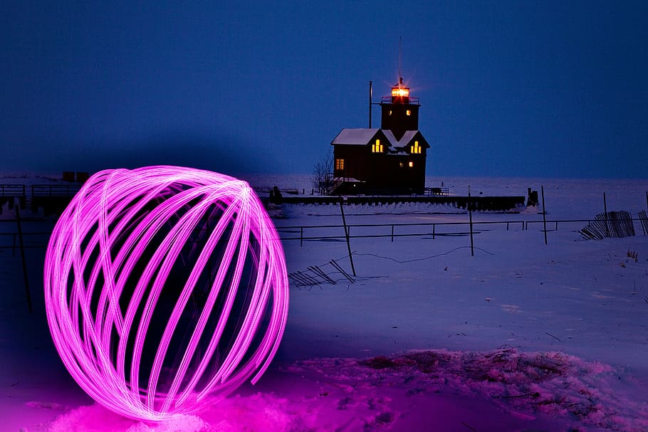 orbe, exposició llarga, llums, nit, far, hivern, vermell, neu, gel, paisatge, fred, nàutica, Michigan, lila, artístic, aigua, il·luminat, cel, vaixell nàutic, naturalesa, estructura construïda, transport, mar, arquitectura, terra, platja, manera de transport, cap gent, torre, exterior de l'edifici, vespre, orientació, a l'aire lliure, porpra, 5K