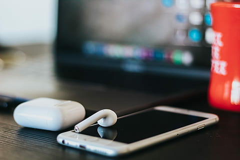 iphone, airpods, taula, persona, mostrant, iphone de plata, telèfon, Earpod, ordinador, tassa, cafè, connexió, comunicació, tecnologia, tecnologia sense fils, telèfon intel·ligent, primer pla, a l'interior, dispositiu d’informació portàtil, enfocament selectiu, equips informàtics, centrar-se en primer pla, cap gent, telèfon mòbil, pantalla del dispositiu, pantalla, portabilitat, Internet, monitor d’ordinador, 5K, CC0, domini públic, lliure de regalies