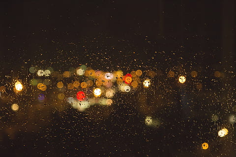 regn, vindue, sløring, nat, lys, våd, glas, vand, vejr, dråbe, regndråbe, struktur, regner, hjem, udsigt, væske, farve, mønster, udendørs, bruser, mørk, bokeh, baggrunde, abstrakt, belyst, glas - materiale, ingen mennesker, bil, gennemsigtig, natur, transportform, transportmidler, motor køretøj, by, glødende, himmel, regntiden, 5K, CC0, offentligt domæne, royaltyfrie