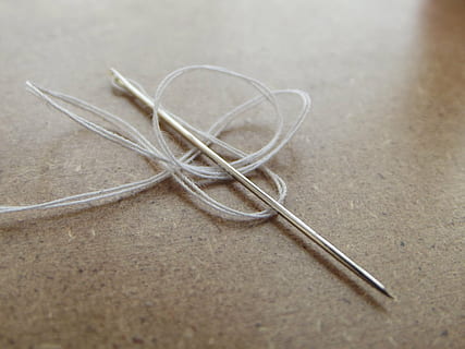 pin de cosir de plata, blanc, fil, agulla, agulles, cosir, roba, cap gent, primer pla, a l'interior, natura morta, taula, art i artesania, enfocament selectiu, creativitat, dos objectes, senzillesa, artesania, material de fusta, llana, vista d’angle alt, cadena, dia, tèxtil, sol objecte, acer, 4K, CC0, domini públic, lliure de regalies
