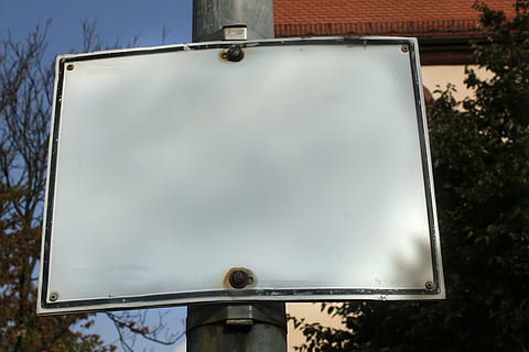 vuoto, cartello, a cavallo, inviare, scudo, tabellone, elenco, Nota, marcatura, etichetta, inserire il testo, albero, nessuno, natura, copia spazio, sport, giorno, pianta, all'aperto, comunicazione, metallo, avvicinamento, cielo, Inquadratura dal basso, tecnologia, annuncio pubblicitario, attrezzatura per l'illuminazione, architettura, Messaggio, 4K, CC0, dominio pubblico, privo di copyright