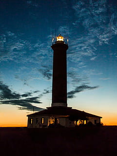 blanco, marrón, faro, puesta de sol, noche, hora, pared, oscuro, cielo, nubes, luces, nube - cielo, silueta, nadie, iluminado, azul, Industria del aceite, al aire libre, arquitectura, estructura construida, exterior del edificio, naturaleza, oscuridad, dirección, tierra, edificio, vista de ángulo bajo, torre, mar, 4K, CC0, dominio público, libre de derechos