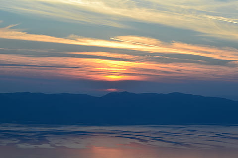 apus de soare, nori, cer, lumina soarelui, natură, în aer liber, ceruri de nori, Munte, frumusețe în natură, scenice - natura, nor - cer, liniște, o scenă liniștită, de munte, culoare portocalie, idilic, mediu inconjurator, apă, nici o persoana, scenă non-urbană, peisaj, maiestuos, 4K, CC0, domeniu public, fără drepturi de autor