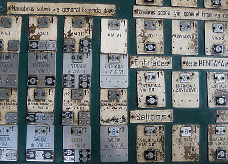řízení, přístroj, stroj, elektronika, dozor, pozorování, vlak, železnice, text, celý rám, nikdo, pozadí, velká skupina objektů, sdělení, hojnost, technologie, průmysl, v řadě, detail, západní skript, číslo, starý, uvnitř, architektura, opakování, stálý život, elektřina, zdroj napájení, 2K, CC0, veřejná doména, bez autorských práv