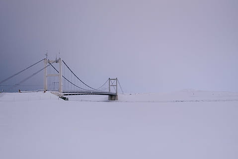 foto, blanco, puente colgante, cubierto, nieve, acero, largo, puente, llenar, invierno, estructura, arquitectura, frío, clima, cielo, temperatura fría, puente - estructura hecha por el hombre, nevando, conexión, al aire libre, niebla, naturaleza, nadie, copia espacio, transporte, estructura construida, escena tranquila, tranquilidad, belleza en la naturaleza, día, púrpura, 5K