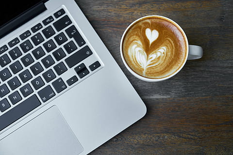 MacBook, pro, tassa, cafè cappuccino, ordinador, portàtil, taula, tecnologia, primer pla, nota, prendre notes, treballar, modern, teclat, llegir, cafeteria, fons, escriure, el treball, fotografia, cafè, cafeïna, menjar, begudes, tassa de cafè, al matí, despertar, espresso, cappuccino, foto de menjar, marró, bon dia, curs, latte, restaurant, beure, macro, cafè - beguda, tecnologia sense fils, beguda espumosa, menjar i beguda, teclat d’ordinador, refresc, connexió, comunicació, equips informàtics, natura morta, cap gent, beguda calenta, vaixella, clau d’ordinador, 5K, CC0, domini públic, lliure de regalies