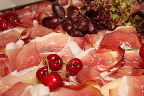 șuncă, gătit, bufet, cireșe, brut, delicios, alimente, mânca, fruct, Frisch, beneficiu de la, substanțial, masă, nutriție, mancare si bautura, carne, prospeţime, a închide, mâncat sănătos, natură moartă, nici o persoana, în interior, roșie, carne procesata, porc, bunăstare, oliv, mancare cruda, vegetal, selectiv, roșu, alimente italiană, ispită, 5K, CC0, domeniu public, fără drepturi de autor