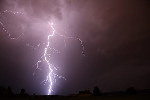 llampec, França, tempestes, llamps, núvol - cel, tempesta, poder a la natura, poder, cel, bellesa a la natura, senyal d'advertència, nit, cel dramàtic, llamps bifurcats, núvol de tempesta, signe, comunicació, naturalesa, vista d’angle baix, electricitat, silueta, cap gent, porpra, clima extrem, ominós, meteorologia, Font d'alimentació, 1080P, CC0, domini públic, lliure de regalies