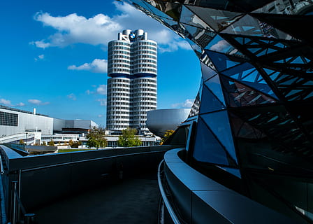 edifici, cel, núvols, disseny, ciutat, perspectiva, construcció, museu bmw, arquitectura moderna, urbà, llum de fons, torre, blau, arquitectura, estructura construïda, modern, escena urbana, exterior de l'edifici, paisatge urbà, transport, dia, naturalesa, exterior d’edifici d’oficines, gratacels, núvol - cel, connexió, pont - estructura feta per l'home, pont, cap gent, a l'aire lliure, vida de ciutat, acer, aliatge, districte financer, 5K, CC0, domini públic, lliure de regalies