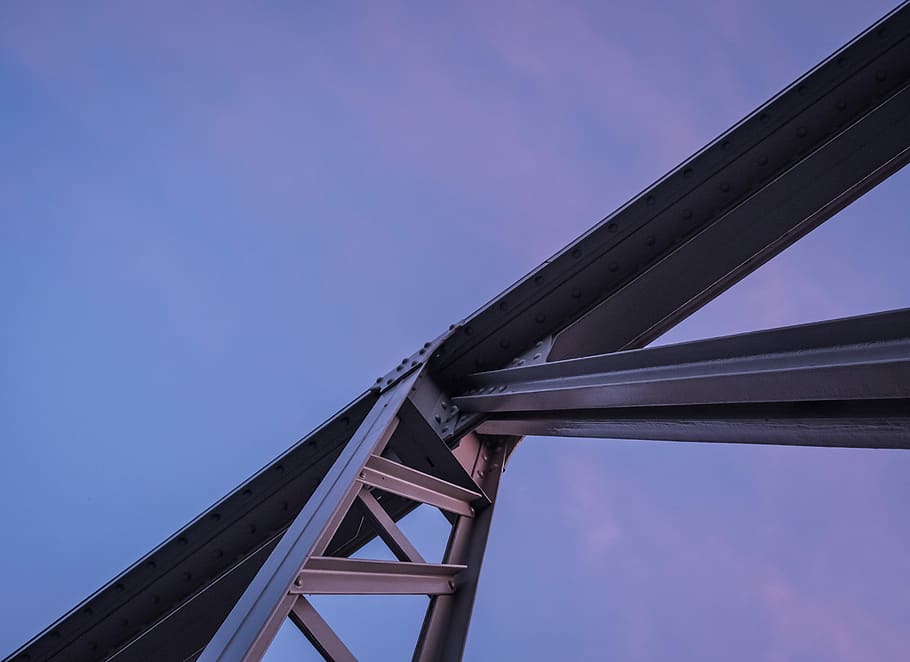 grauer Stahlrahmen, Low-Angle-Foto, grau, Vollschwebebrücke, Blau, Himmel, tagsüber, Brücke, Struktur, die Architektur, Wolke, dunkel, gebaute Struktur, Flachwinkelansicht, Verbindung, Natur, keine Leute, Transport, Tag, Brücke - künstliche Struktur, Metall, klarer Himmel, draußen, kopieren sie platz, Gebäudehülle, Stadt, Legierung, Träger, stehlen, Überführung, Mehrspurige Autobahn, 5K