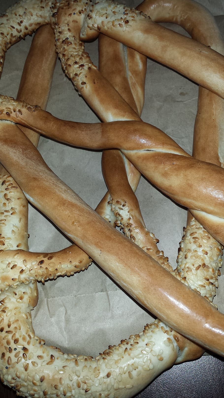 pretzel, cocció, menjar, pa, fleca, fresc, al forn, pastisseria, saborós, blat, deliciós, menjar i beguda, a l'interior, cap gent, primer pla, frescor, natura morta, vista d’angle alt, llest per menjar, taula, benestar, berenar, alimentació saludable, forma, menjar dolç, cookie, indulgència, menjar francès, temptació, fer dieta, 4K