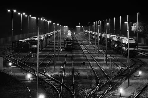 tecnología, tren de la noche, auto, noche, entrenar, blanco negro, ligero, oscuro, industria, lamparas, máquina, iluminado, vías de tren, nadie, adentro, transporte, transporte ferroviario, en una fila, pista, modo de transporte, transporte público, equipo de iluminación, arquitectura, reflexión, viaje, tren - vehículo, estructura construida, al aire libre, repetición, vehículo terrestre, patio de maniobras, 5K, CC0, dominio público, libre de derechos