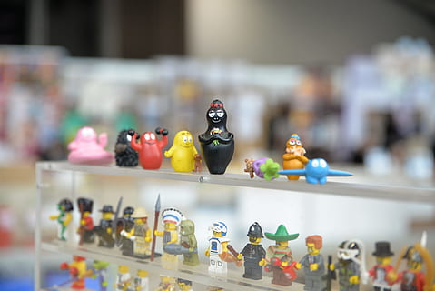 Comic-Con, Konvention, barbapapa, Comic Con, Konvention, Comic, Kinder, Sammlerstücke, Figur, Flasche, Verkauf, Regal, Geschäft, Beauty-Produkt, drinnen, Wahl, Variation, große gruppe von gegenständen, Anordnung, keine Leute, Stillleben, Verkaufsdisplay, zu verkaufen, Einkaufen, Auftrag, Container, Kunst und Handwerk, Sammlung, in einer Reihe, selektiver Fokus, Konsumismus, 5K, CC0, gemeinfrei, lizenzfrei