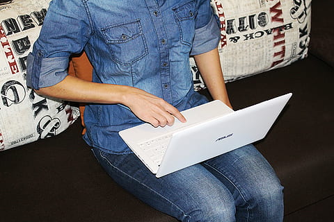 laptop, praca, notatnik, spacja, codzienne ubrania, dżinsy, jedna osoba, porozumiewanie się, dżinsowa, brzuch, technologia, komputer, technologia bezprzewodowa, wewnątrz, dorosły, za pomocą laptopa, relaks, mężczyźni, posiedzenie, styl życia, trzymać, połączenie, serfować po sieci, 5K, CC0, domena publiczna, darmowe zdjęcia