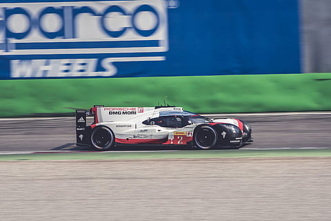 Weiß, schwarz, Sportwagen, Rennen, Spur, ohne Titel, rot und Schwarz, Rennstrecke, tagsüber, Sport, Wettbewerb, Sportrennen, Sportstätte, Geschwindigkeit, Motorsport, Meisterschaft, Autorennbahn, montmelo, Leistungssport, Auto, Formel-1-Grand-Prix, gewinnen, Trophäe, Sportmannschaft, Motor, Rennauto, Transportmittel, Transport, Profisport, Landfahrzeug, keine Leute, Tag, Kraftfahrzeug, Bewegung, Kommunikation, Text, Sportstrecke, Nummer, Autorennen, 4K, CC0, gemeinfrei, lizenzfrei
