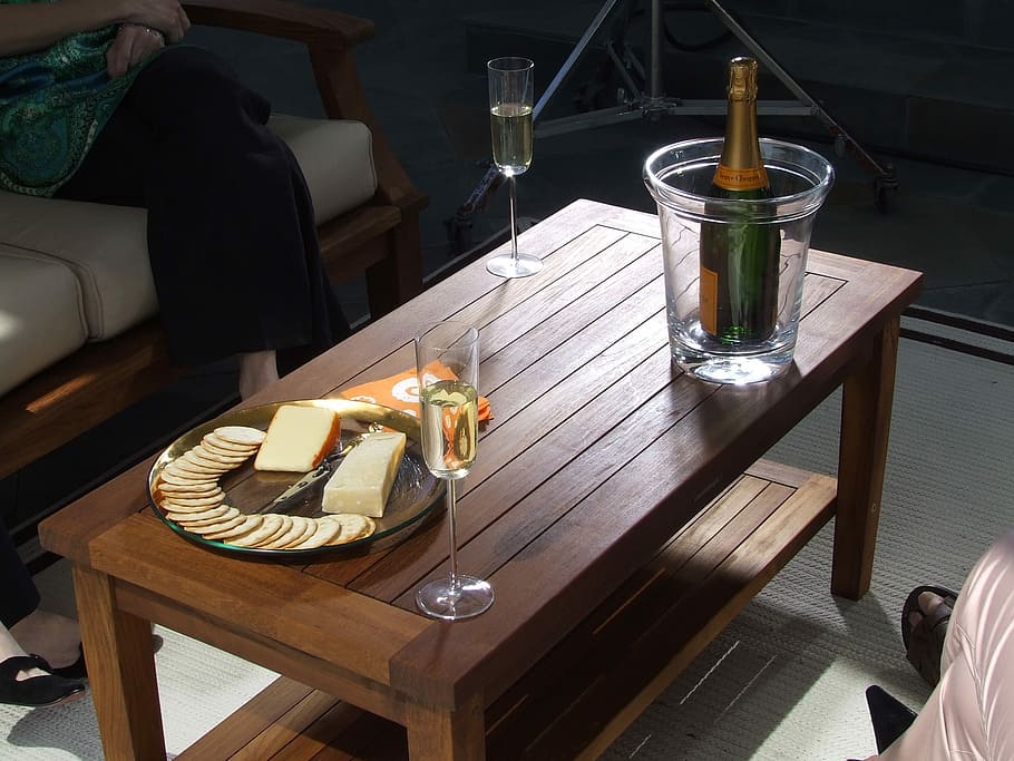 braun, hölzern, Tisch in der Mitte, Teak, Kaffetisch, Tafelwein, Teak Tisch, Wein, Käse, Holztisch, Holz, Essen und Trinken, Tabelle, Lebensmittel, Alkohol, Restaurant, Getränk, Erfrischung, Glas, Glas - Material, Trinkglas, Haushaltsausstattung, Möbel, High Angle View, keine Leute, drinnen, Holz - Material, Sonnenlicht, Sitz, Stuhl, Weinglas, Luxus, Tablett, 2K