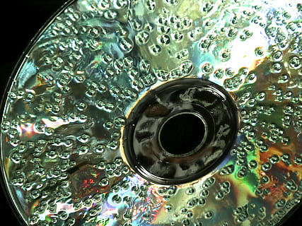 CD, DVD, Defekt, Datenverlust, Computer, Digital, silbrig, Kunst, glänzend, Farbe, Über, Licht, gebrochen, Wasser, Haushaltsausstattung, sinken, Nahansicht, keine Leute, drinnen, Blase, nass, Frische, Metall, Natur, fallen, Erfrischung, Wohnraum, Spüle, direkt darüber, High Angle View, ablassen, Getränk, Reinheit, silberfarben, stehlen, fließend, fließendes Wasser, 1080P, CC0, gemeinfrei, lizenzfrei