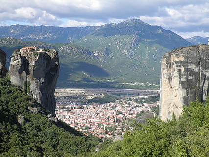 meteora, Griechenland, mo, Kloster, Berg, die Architektur, gebaute Struktur, Natur, Gebäudehülle, Gebirge, Szenen - Natur, Stadt, Tag, Himmel, Reiseziele, Schönheit in der Natur, High Angle View, wolke - himmel, Umgebung, Baum, Landschaft, Pflanze, draußen, Rock, keine Leute, Stadtbild, Formation, 4K, CC0, gemeinfrei, lizenzfrei