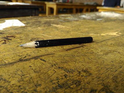 Bleistift, Bank, Klasse, Holz - Material, Stift, Nahansicht, keine Leute, Schreibgerät, Fokus auf den Vordergrund, drinnen, Tabelle, Stillleben, selektiver Fokus, alt, Mann gemacht, Metall, Füller, Gelb, Menschen gemacht Objekt, Tag, Feder, Oberflächenniveau, schwarze Farbe, 4K, CC0, gemeinfrei, lizenzfrei