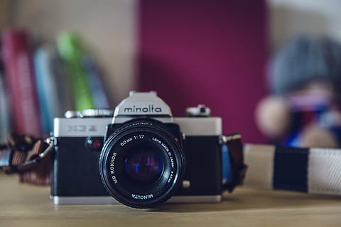 analoge Kamera, Kamera, Linse, Makro, Minolta, Fotoausrüstung, Kamera - Fotoausrüstung, Fotografie-Themen, Objektiv - optisches Instrument, Ausrüstung, Technologie, Fokus auf den Vordergrund, drinnen, Nahansicht, selektiver Fokus, Retro-Stil, Linse - Auge, Aktivität, Fotografieren, Kindheit, Filmindustrie, zufällige Menschen, Tabelle, Kamerafilm, Dreharbeiten, Spiegelreflexkamera, Digitalkamera, Heimvideokamera, 5K, CC0, gemeinfrei, lizenzfrei